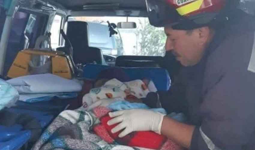 Bebé nace a bordo de una ambulancia de bomberos