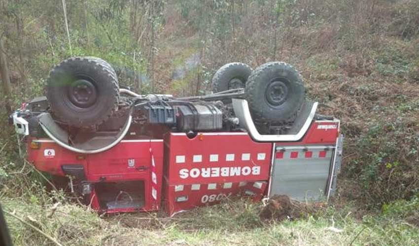 Cuatro Bomberos heridos en Gijón tras volcar el camión en el que viajaban