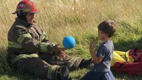 Conmovedora imagen de un bombero jugando con un niño tras un accidente