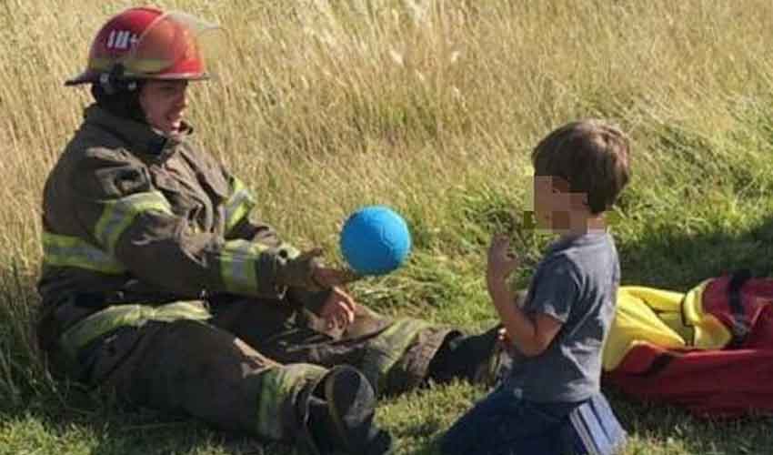 Conmovedora imagen de un bombero jugando con un niño tras un accidente