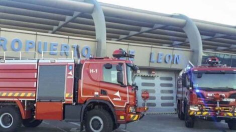 El Aeropuerto de León adquiere dos nuevos camiones de bomberos