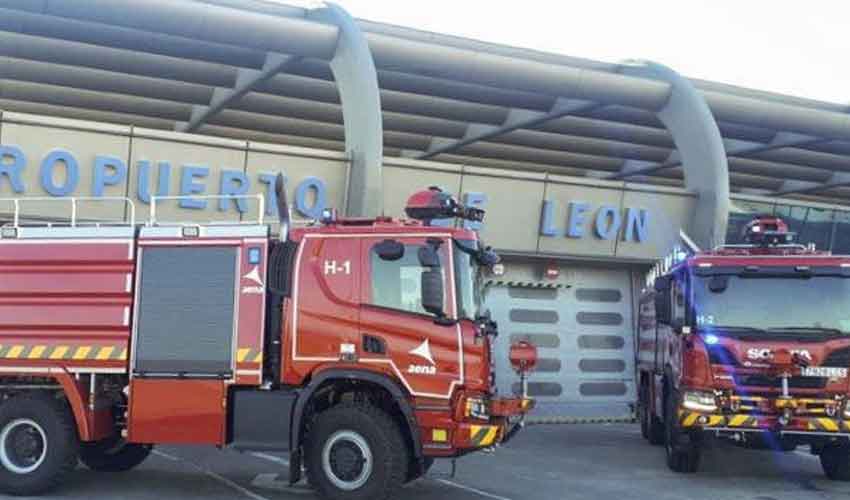 El Aeropuerto de León adquiere dos nuevos camiones de bomberos