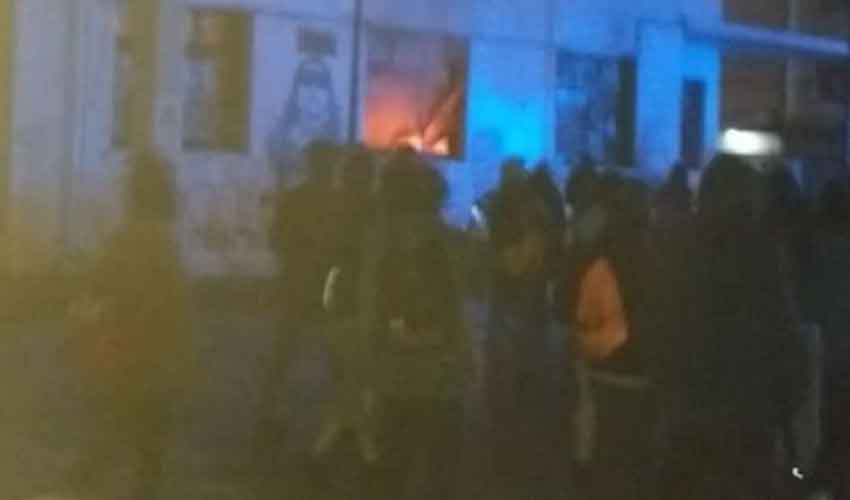 Incendian Gobernación de Llanquihue y agreden a Bomberos