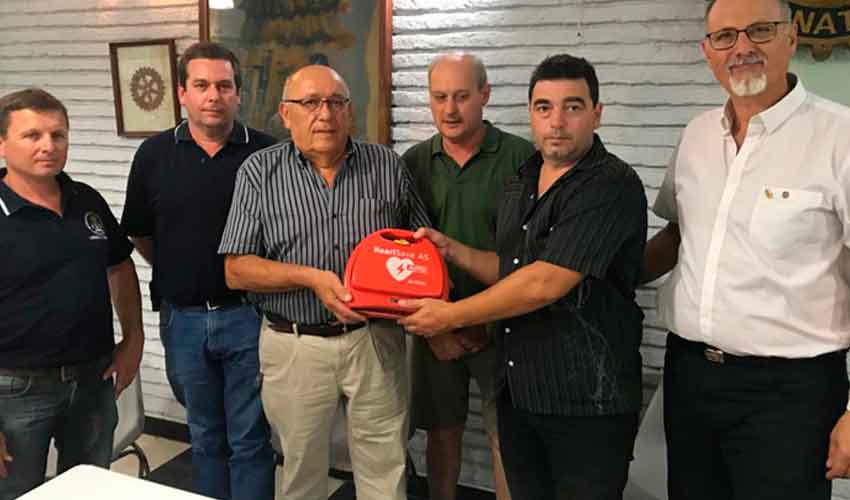 El Rotary Club de Lobos entregó un desfibrilador a Bomberos