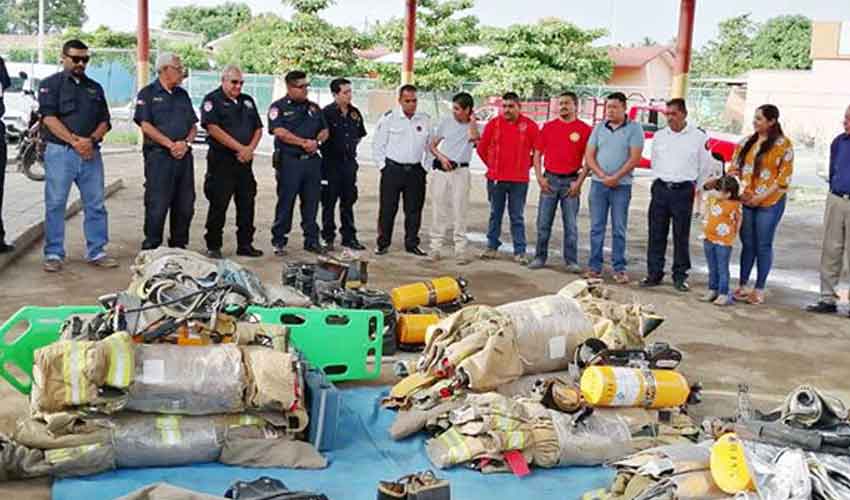 Reciben Bomberos donación de equipos de Texas