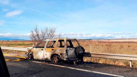 Un bombero ha fallecido mientras apagaba el fuego de una furgoneta