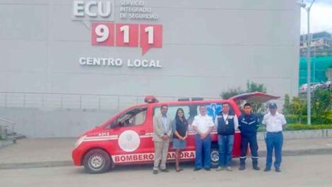 Entregan ambulancia para atender servicios del ECU-911 y Bomberos