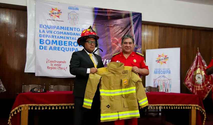 Entregan equipos a Bomberos de Arequipa