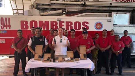 Cadena hotelera dona equipos para los bomberos