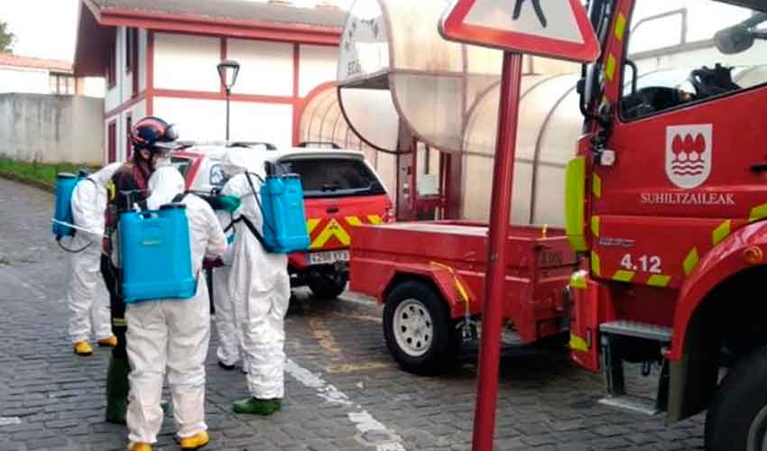 Bomberos desinfectan residencias Otezuri y San Juan de Zumaia