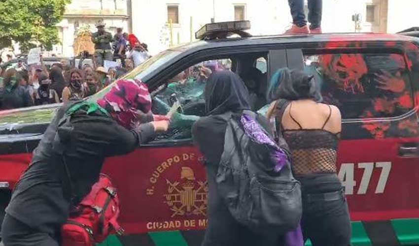 Destrozaron camioneta de Bomberos en marcha feminista