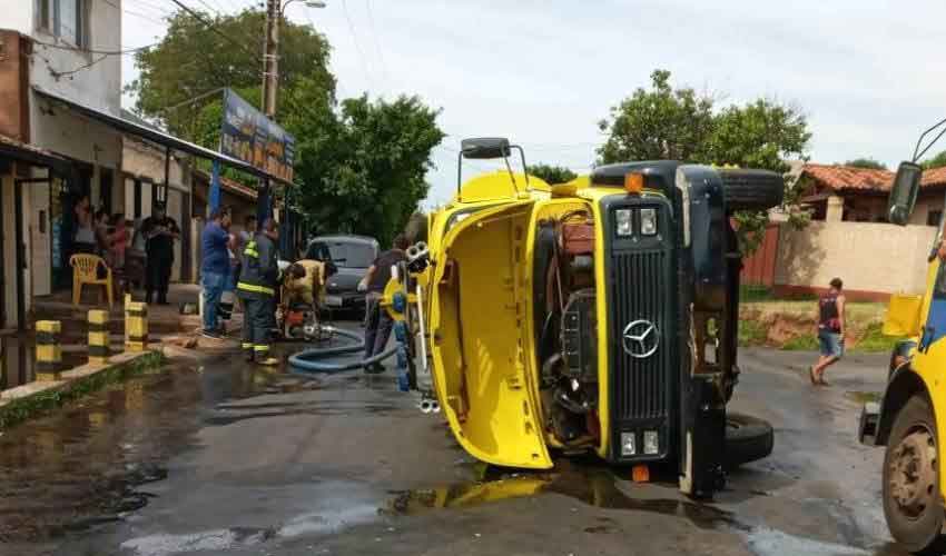 Camión de Bomberos Voluntarios volcó en Luque
