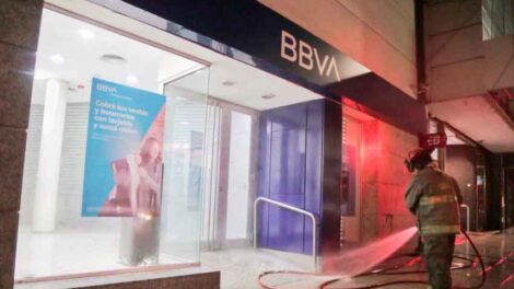 Bomberos de Quilmes desinfectaron cajeros en bancos de la ciudad
