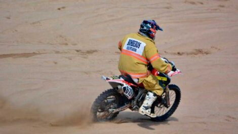 Enduro: Un bombero voluntario participó con su equipo de protección