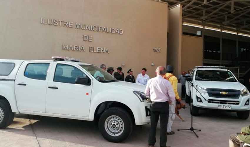 Bomberos de María Elena reciben dos nuevas camionetas