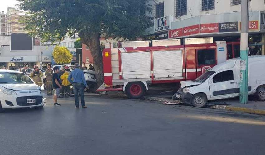 Un camión de bomberos protagonizó un accidente