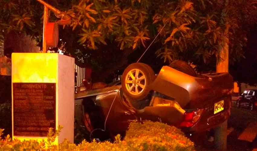 Camioneta se estrelló contra estación de bomberos de Valledupar