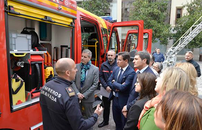 Granada estrena dos vehículos de bomberos