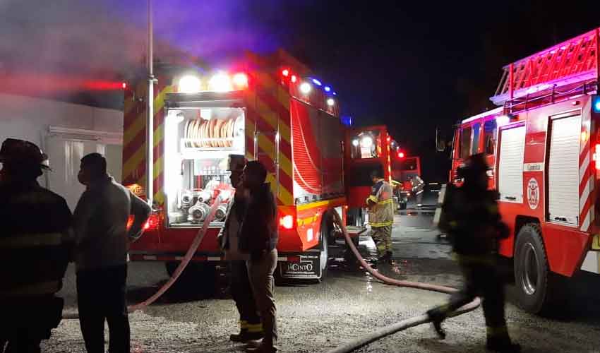 Incendio destruye bodegas de packing y deja dos bomberos lesionados