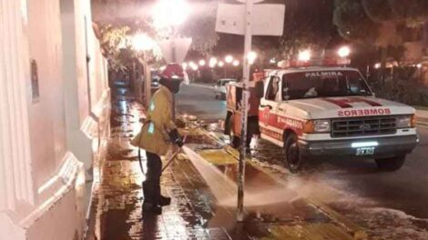 Bomberos Voluntarios de Palmira desifectan calles