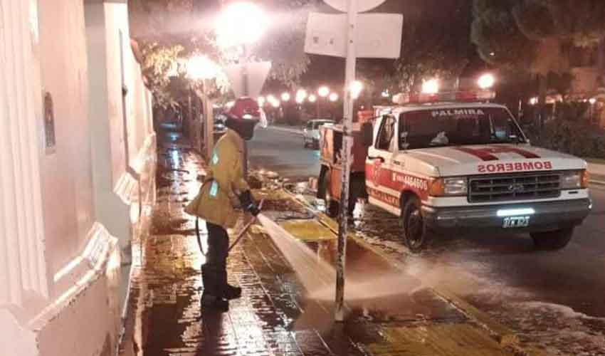 Bomberos Voluntarios de Palmira desifectan calles