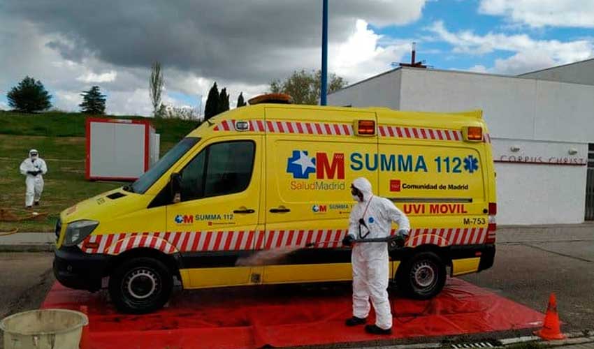 Bomberos han desinfectado ambulancias y vehículos sanitarios