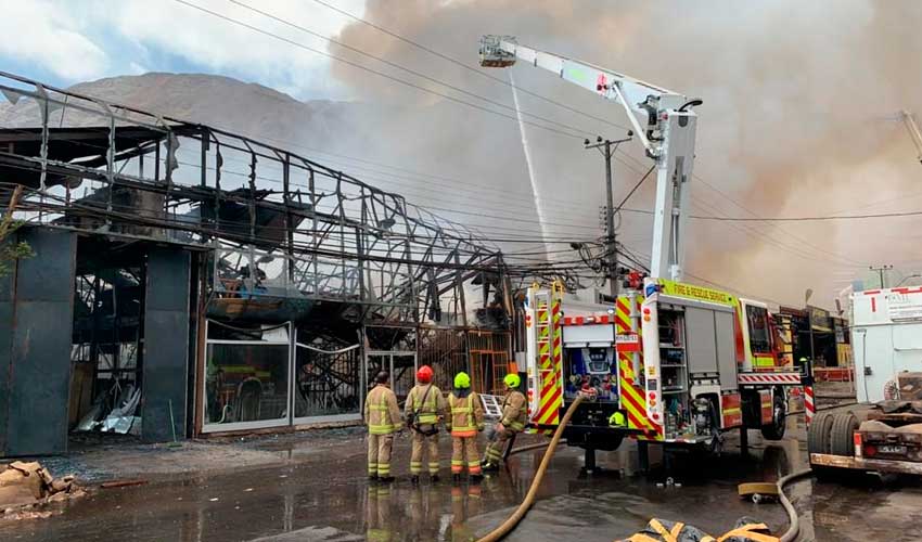 Gran incendio afectó galpones en Zona Franca de Iquique