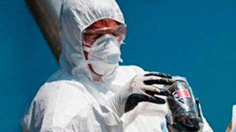 ¿Qué se debe hacer con la vestimenta de trabajo contaminada con agentes patogénicos?