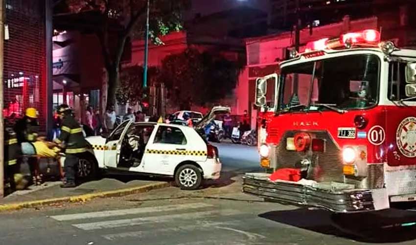 Violento choque entre un taxi y un autobomba de los bomberos