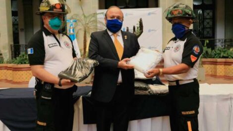 Donan mil mascarillas a Bomberos Voluntarios de Guatemala