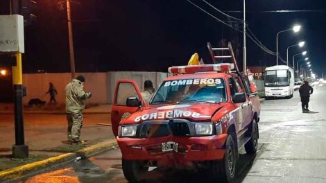 Bomberos en emergencia chocaron contra un cartel