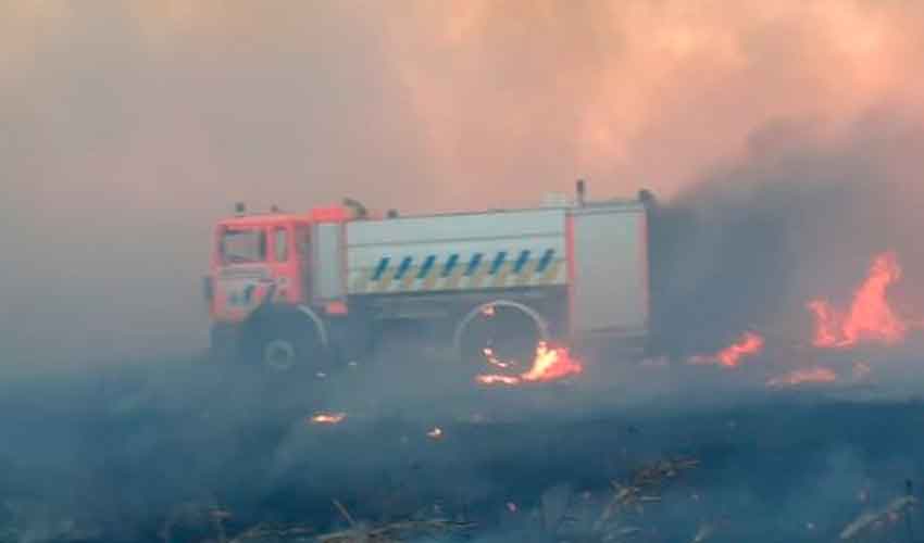 Un autobomba afectado y dos bomberos intoxicados deja incendio