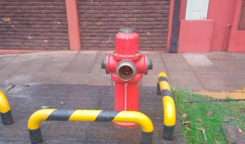 Robaron las tapas de bronce del hidrante de Bomberos de Quilmes