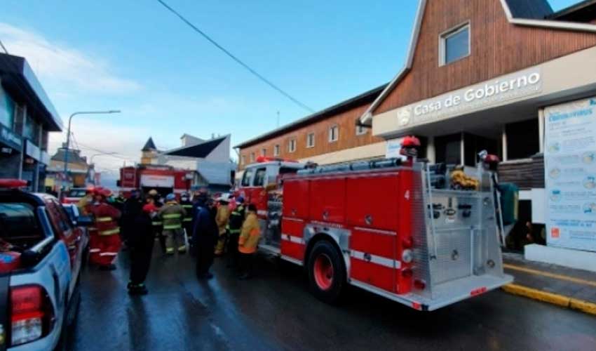 Bomberos voluntarios se manifestaron frente a casa de gobierno