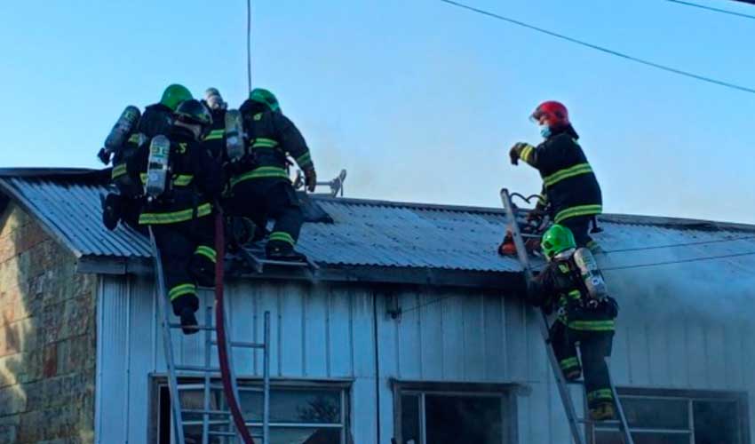 Tres bomberos lesionados deja incendio en Barrio San Miguel