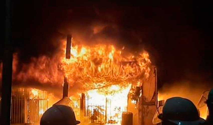 Un bombero sufrió principio de asfixia en incendio de Ferretería