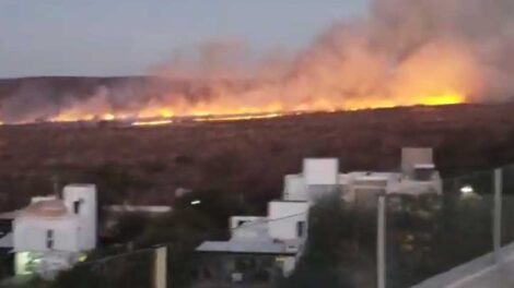 Contuvieron incendio de campos cerca de viviendas en La Calera