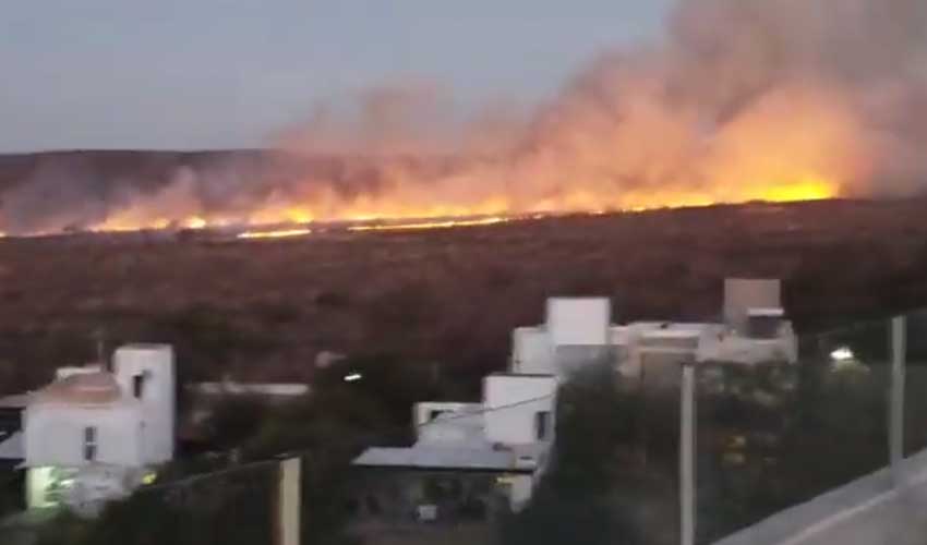 Contuvieron incendio de campos cerca de viviendas en La Calera