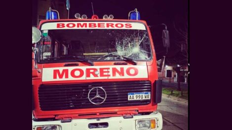 Apedrean camión de bomberos que acudió a apagar un incendio