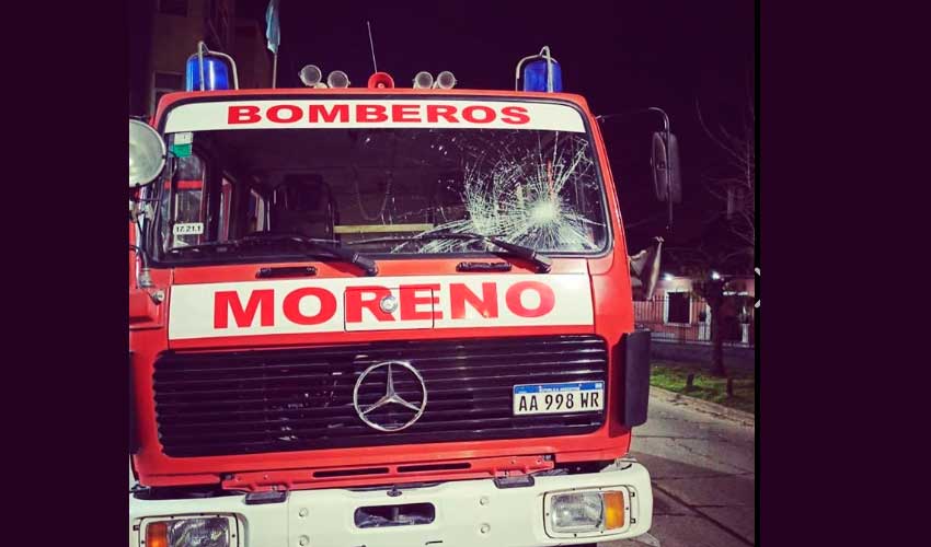 Apedrean camión de bomberos que acudió a apagar un incendio