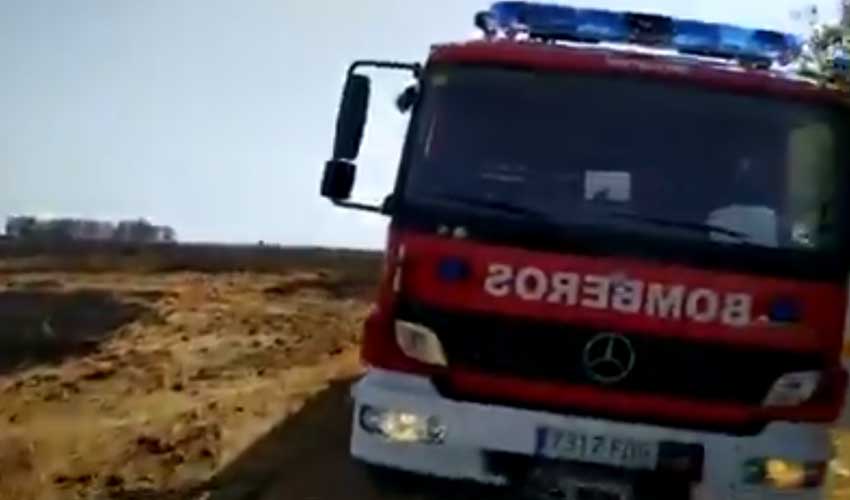 Tres bomberos heridos en un incendio de pastos en Torreblanca