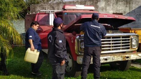 Bomberos de Saladas donó autobomba a Bomberos de Colonia Carolina 