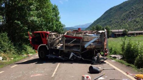 Un bombero herido al volcar su camión cuando iba a repostar