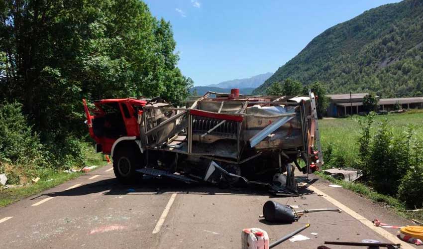 Un bombero herido al volcar su camión cuando iba a repostar