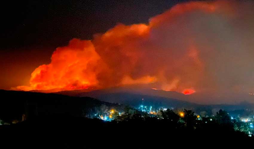 Bomberos combaten focos de incendio en Tanti y La Calera