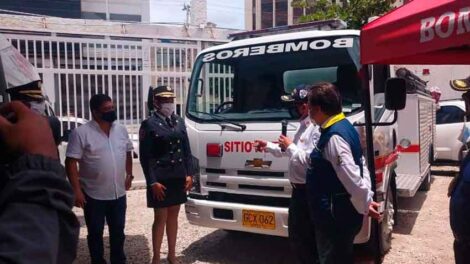 Dirección Nacional de Bomberos entrega camión a Sitionuevo