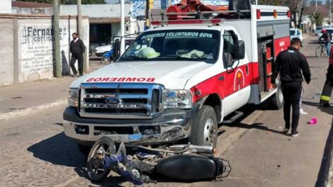 Choque entre un autobomba y una moto