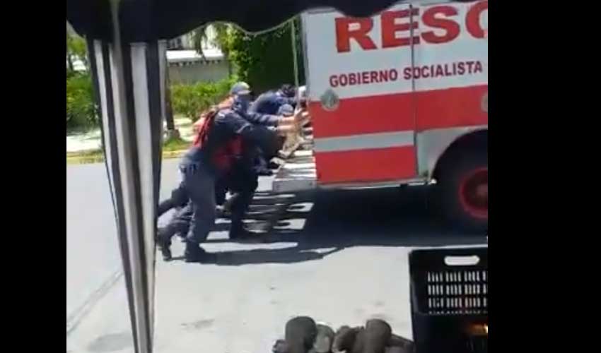 Camión de bomberos se quedó sin gasolina y tuvo que ser empujado