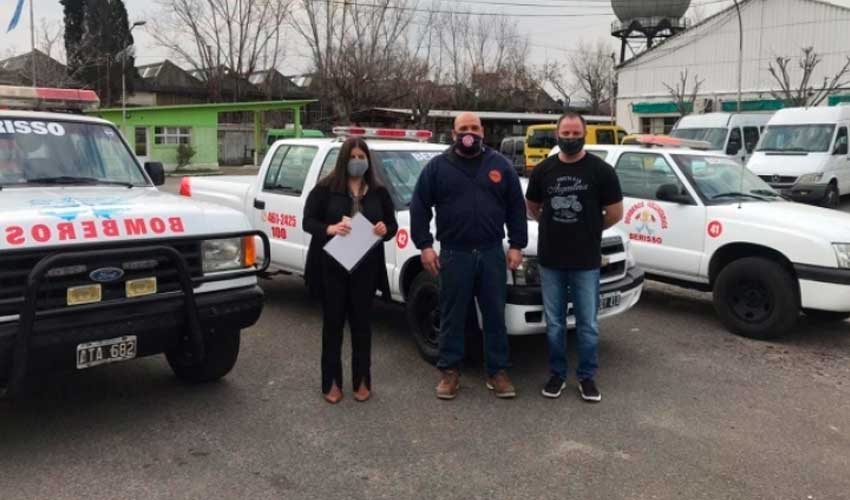 La Secretaría General donó camionetas a los Bomberos de Berisso