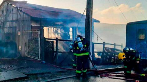 Tres damnificados y un bombero lesionado tras voraz incendio